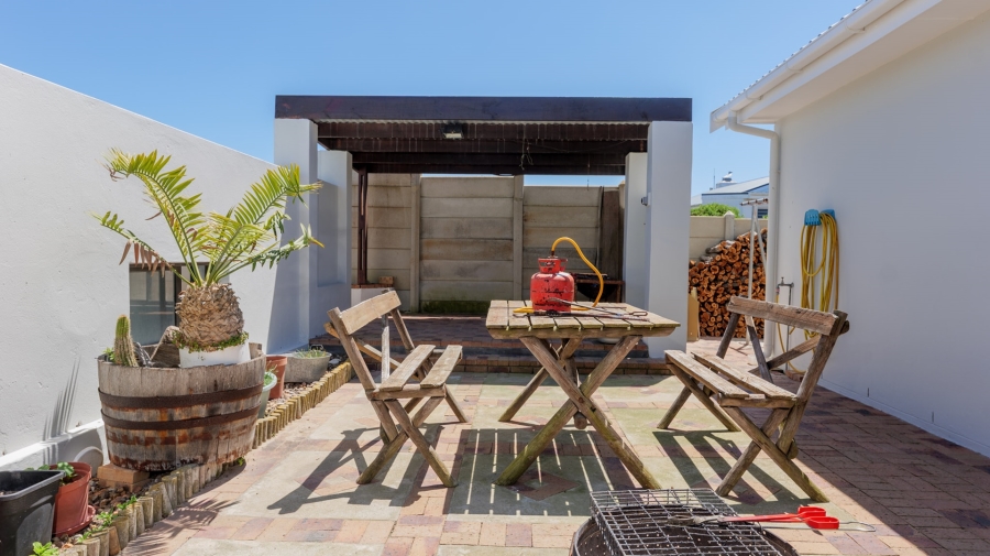 4 Bedroom Property for Sale in Struisbaai Western Cape
